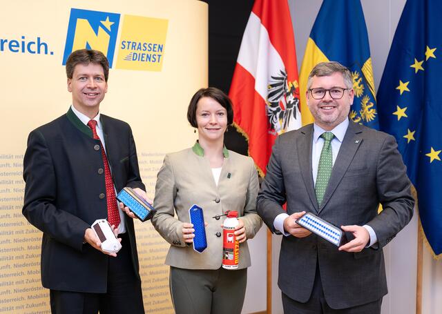 Land&amp;Forst Betriebe-Generalsekretär Bernhard Budil, NÖ Jagdverband-Generalsekretärin Sylvia Scherhaufer und Landesrat Ludwig Schleritzko

  | Foto: NLK/Pfeffer