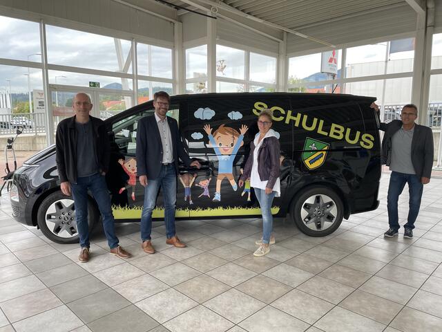 Offizielle Schulbusübergabe im Autohaus Knoll in Kapfenberg: Christian Schott, Bgm. Günther Ofner, Martina Steiner und Fritz Knoll. | Foto: Kern