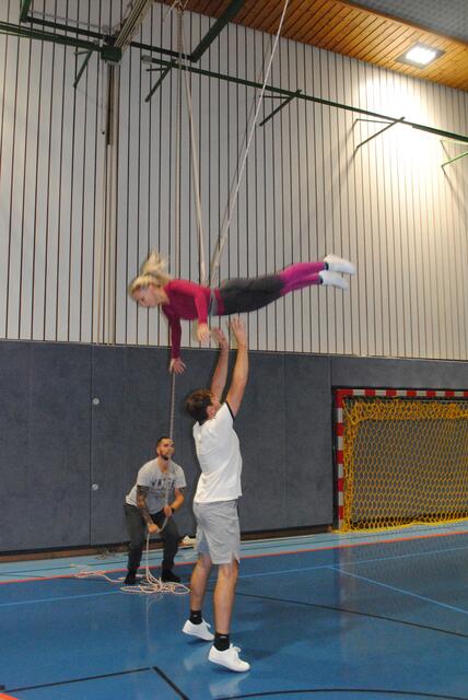 Obfrau und Tänzerin: Nicole Schojer zeigt wie's geht ... | Foto: Schauerte