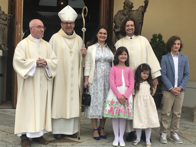 Bischof Hermann Glettler weihte in der Pfarrkirche Telfs Tobias Höck (l.) und Danijel Juric (im Bild mit seiner Familie) zu Diakonen.  | Foto: dibk
