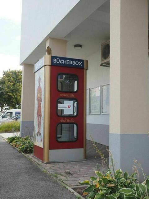 Seit 12. September gibt es in der Gemeinde eine Bücherbox.  | Foto: Gerhard Petsovits
