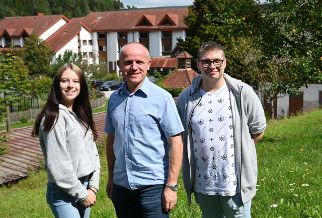 Schülerin Sarah Hütter, Direktor Franz Aichinger und Schüler Manuel Czerny laden herzlich zum Tag der offenen Tür ein. | Foto: Jürgen Mück