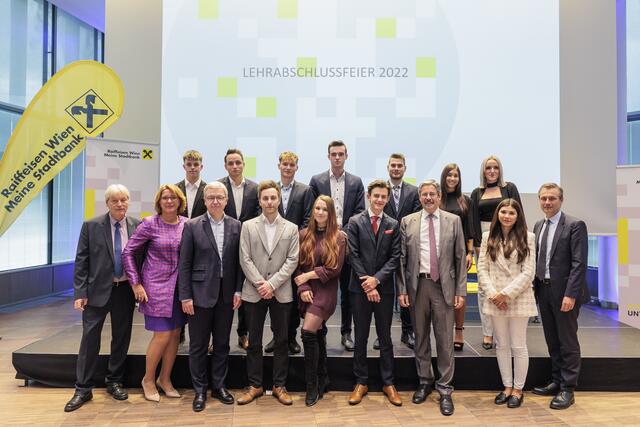 Bei der Raiffeisenlandesbank Niederösterreich-Wien freut man sich gemeinsam mit den Lehrlingen über deren Abschluss. | Foto: Roland Rudolph