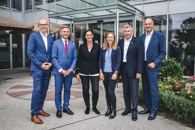 Martin König, Wolfgang Hattmannsdorfer, Pflegedienstleiterin Daniela Kogler, Heimleiterin Daniela Wandrack, Gerald Augustin, Christian Dörfel (von links) | Foto: Stefan Wandrack Photography