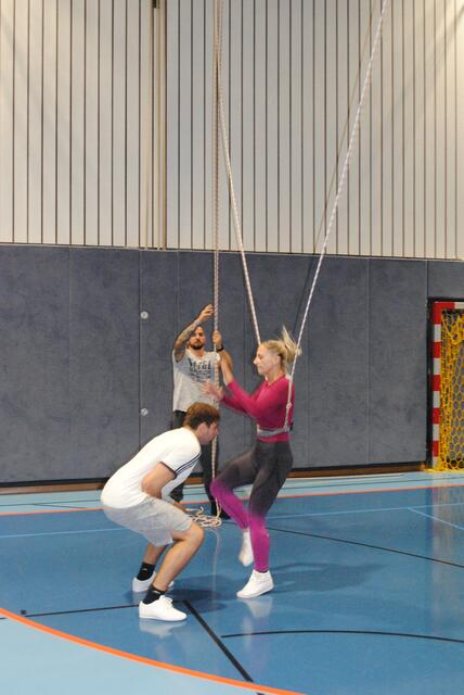 Obfrau und Tänzerin: Nicole Schojer zeigt wie's geht ... | Foto: Schauerte