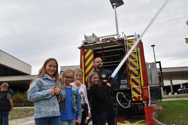Wasser spritzen mit der Feuerwehr. | Foto: Preineder