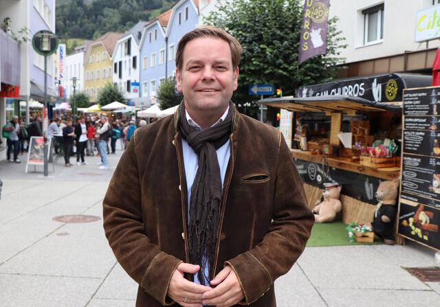 FPÖ-Landesparteiobmann Markus Abwerzger war am Landecker Frischemarkt auf Wahlkampftour. | Foto: Othmar Kolp