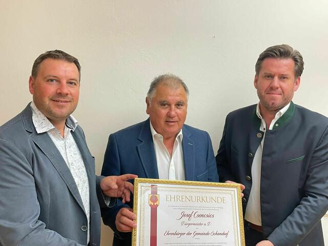 Ehrenbürgerschaft verliehen: Bgm. Werner Gabriel, Ehrenbürger Josef Csencsics, Vizebgm. Bernhard Herics | Foto: Gemeinde Schandorf
