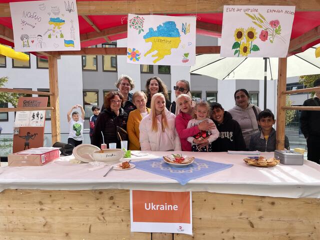Höchst gefragt war das Kulinarik-Angebot vom Ukraine-Stand, hergerichtet von den Familien Nikitina und Dziubenko sowie Raisa Sharko. Mit im Bild: Kirsten Mair vom Integrationsbüro, Johanna Heumader-Schweigl von „Miteinand in Imst” (1.u.2.v.l.) und Stadträtin Lena-Maria Harold, stellvertretende Obfrau des Ausschusses für Familie, Senior:innen, Inklusion, Diversität und Gemeinwesenentwicklung. | Foto: Manuel Matt