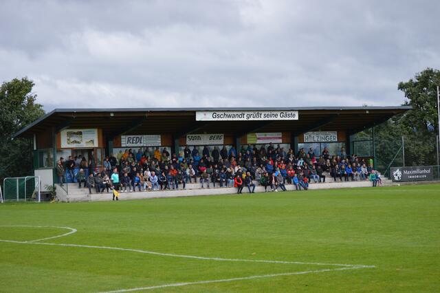 Trotz einstelliger Temperatur, ließen sich 250 Zuseher die Partie zwischen Gschwandt und Pettenbach nicht entgehen. | Foto: Wolfgang Feichtinger