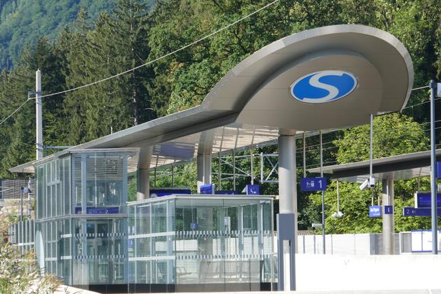 Formschöne Architektur: S-Bahn-Station Bad Vigaun.  | Foto: Thomas Neuhold