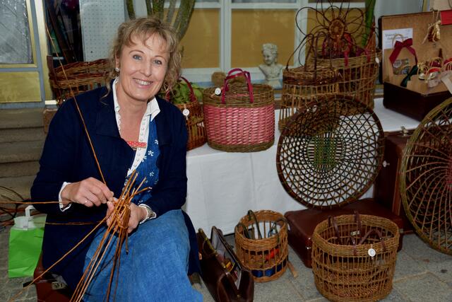 Faszination Weidenflechten. Elisabeth Lengauer aus Baumgartenberg. Kunsthandwerksmarkt Grein 2022. Seit vielen Jahren lockt der Greiner Kunsthandwerksmarkt die besten Handwerker vom In- und Ausland an. Auch die Kulinarik und Musik kommen nicht zu kurz. Ausstellerin aus Baumgartenberg.  | Foto: Robert Zinterhof