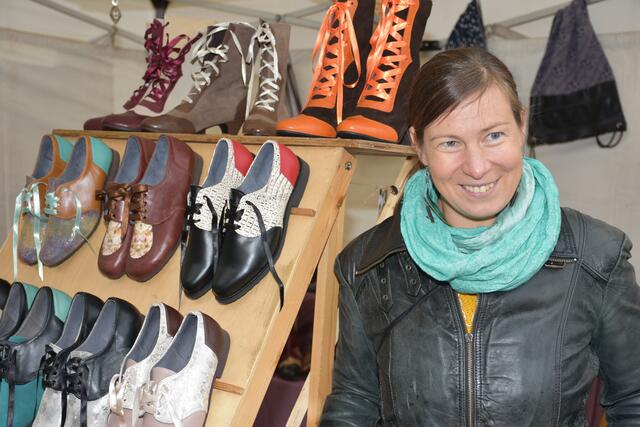 Kunsthandwerksmarkt Grein 2022. Seit vielen Jahren lockt der Greiner Kunsthandwerksmarkt die besten Handwerker vom In- und Ausland an. Auch die Kulinarik und Musik kommen nicht zu kurz.  Ronna, Shoes, Accessories.  | Foto: Robert Zinterhof