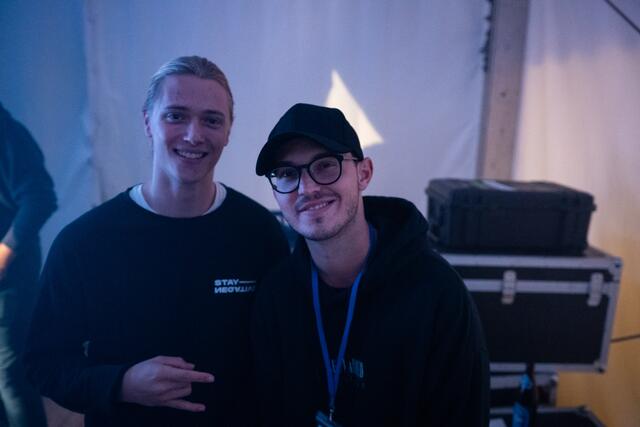 Martin Ladek und Dj Levex im Backstage-Bereich.