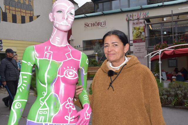 Kunsthandwerksmarkt Grein 2022. Seit vielen Jahren lockt der Greiner Kunsthandwerksmarkt die besten Handwerker vom In- und Ausland an. Auch die Kulinarik und Musik kommen nicht zu kurz. Organisatorin Waltraud Gassner.  | Foto: Robert Zinterhof