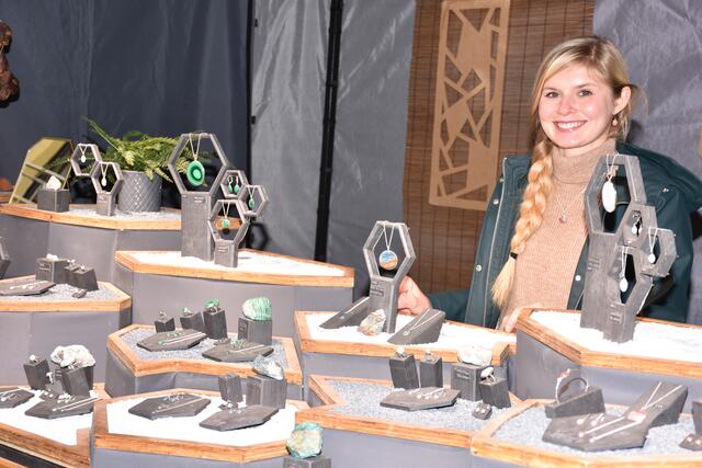 Kunsthandwerksmarkt Grein 2022. Seit vielen Jahren lockt der Greiner Kunsthandwerksmarkt die besten Handwerker vom In- und Ausland an. Auch die Kulinarik und Musik kommen nicht zu kurz. Bild: Minimal Stones, Nikolas Fazio.  | Foto: Robert Zinterhof