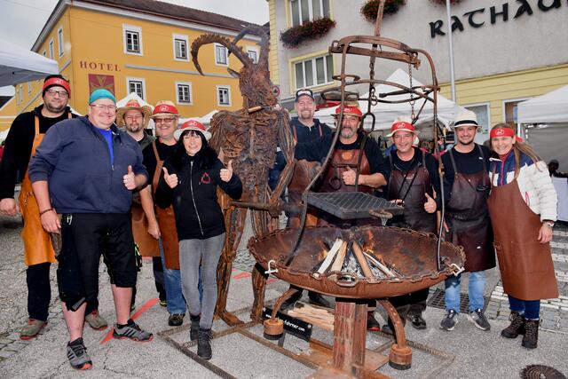 Kunsthandwerksmarkt Grein 2022. Seit vielen Jahren lockt der Greiner Kunsthandwerksmarkt die besten Handwerker vom In- und Ausland an. Auch die Kulinarik und Musik kommen nicht zu kurz.  Greill Vizeweltmeister Leo Gradl mit Team. | Foto: Robert Zinterhof