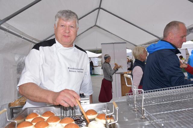 Kunsthandwerksmarkt Grein 2022. Seit vielen Jahren lockt der Greiner Kunsthandwerksmarkt die besten Handwerker vom In- und Ausland an. Auch die Kulinarik und Musik kommen nicht zu kurz. Helmut Schörgi beim Krapfenbacken. | Foto: Robert Zinterhof