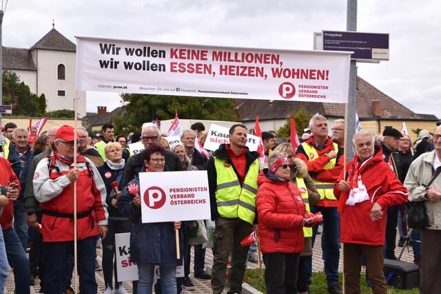 Vor der ÖGB-Zentrale in Eisenstadt versammelten sich die Demonstratinnen und Demonstranten mit recht eindeutigen Botschaften. | Foto: Christian Uchann