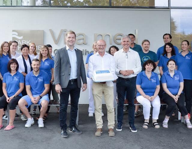 Eine Geburtstagstorte von den Geschäftsführern Patrick Sax und Christian Korn für Vita med-Leiter Rudi Weber und sein Team.  | Foto: Vita med Gesundheitszentrum