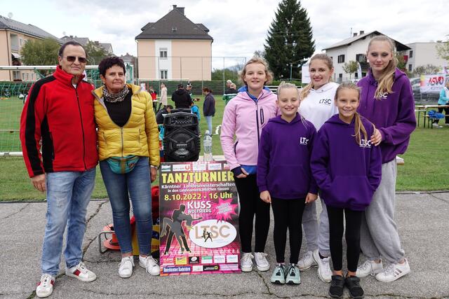 Christoph und Lucia Buchbauer mit Schülerinnen. | Foto: erwin-s