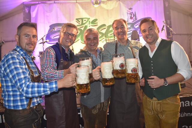 O'Zapft is: KmdtStv Andreas Gruber, Kmdt Martin Schuch, Bgm. Christian Pinzker, LR Leonhard Schneemann und Vizebgm. Martin Pinczker | Foto: Michael Strini