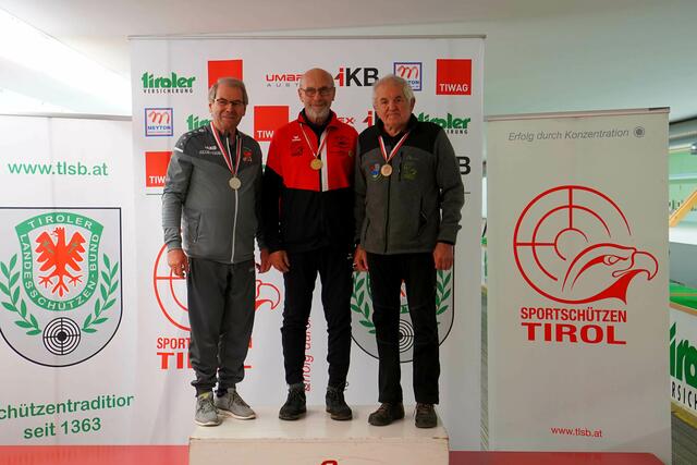 Sitzend aufgestützt auf die 100m Distanz holte Hans-Peter Schrettl (SG Jenbach-Buch) Gold in der Seniorenklasse 3 | Foto: Christian Kramer, TLSB