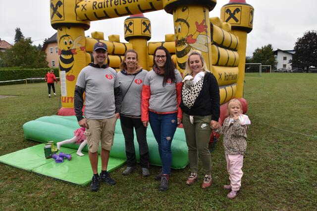 Mario Zaufl, Anja Praus, Elisabeth Marzi mit Carinna, Matilda und Marina Oswald (von links)