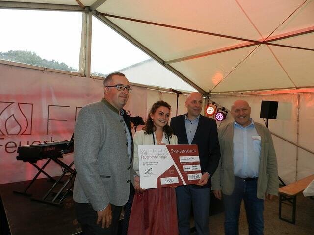 Vbgm Gerhard Leitinger und Bgm Hermann Katzensteiner bedankten sich für den Spendenscheck bei Familie Kleiner )