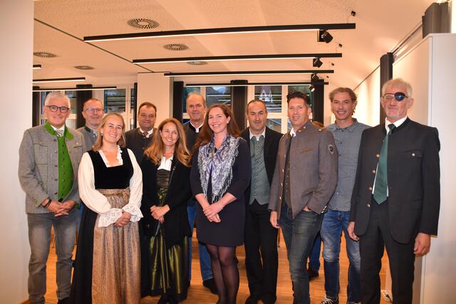 Bgm. Klaus Ungerank, Bgm. Klaus Rüscher (Gemeinde Malta), Liliana Dagostin (Abteilung Raumplanung und Naturschutz, Alpenverein), Bgm. Vinzenz Eller, Wipptals TVB-GF Helga Beermeister, AV-Vizepräs. Walter Wegscheider, Marion Hetzenauer (Bergsteigerdörfer, AV), Bgm. Andreas Pranger, Bgm. Mario Nocker, TVB-AR-Vors. Georg Messner und TVB-Ortsstellenleiter Georg Früh | Foto: Kainz
