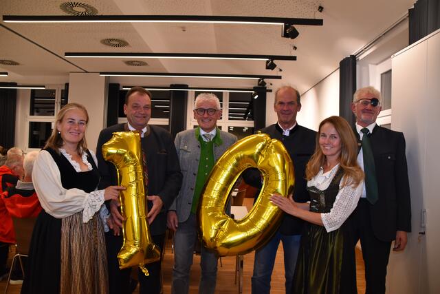 Liliana Dagostin (AV), die Ortschefs Vinzenz Eller und Klaus Ungerank, AV-Vizepräs. Walter Wegscheider, TVB-GF Helga Beermeister und TVB-Ortsstellenleiter Georg Früh (v.l.) | Foto: Kainz