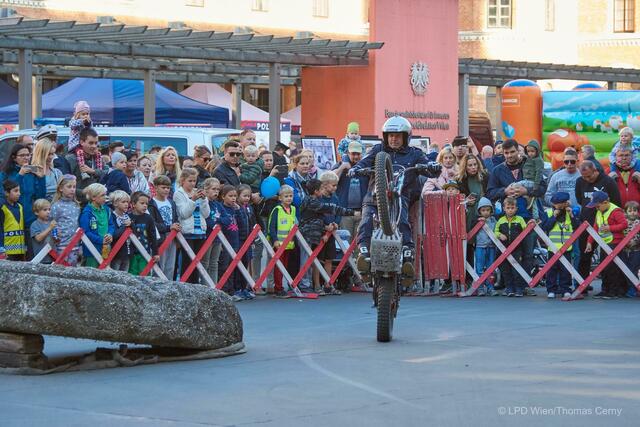 Motorradfahren auf einem Rad muss gelernt sein. Beim Fest in der Rossauer Kaserne kann man den Könnern zusehen. | Foto: LPD Wien