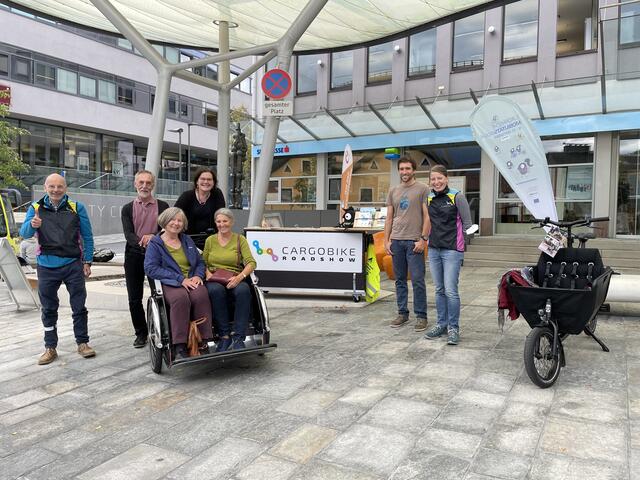 Glauben an das Potential des Lastenrads: Robert Leichs (Cargobike Roadshow), der Haiminger Gemeinderat Ernst Gabl, die Haimingerin Margaretha Trautmann, KEM-Managerin Gisela Egger, Petra Gabl vom „ProByke“-Team Haiming, David Mittelholz (Klimabündnis Tirol) und Stephanie Ellers (Cargobike Roadshow) (v.l.) | Foto: Manuel Matt