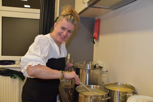 Martina Wolf vom Berggasthof Steckholzer kochte Kartoffelsuppe | Foto: Kainz