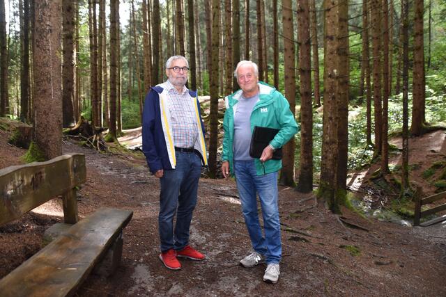 Die Aldranser Peter Kilga und der Jurist Jürgen Berger wollen das Naturerholungsgebiet in Aldrans um jeden Preis schützen. Die Variante über das „Felseneck" kommt für sie nicht in Frage. | Foto: Kendlbacher