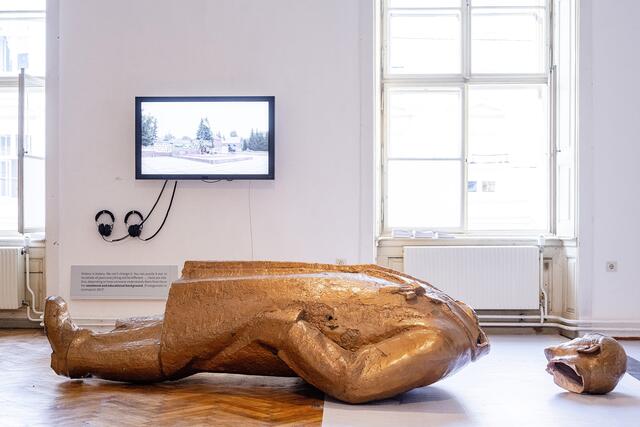Anna Jermolaewa, Leninopad, 2016. Ausstellungsansicht "Was uns wichtig ist! Künstlerische Perspektiven auf Kulturerbe" im Volkskundemuseum Wien. | Foto: Volkskundemuseum Wien
