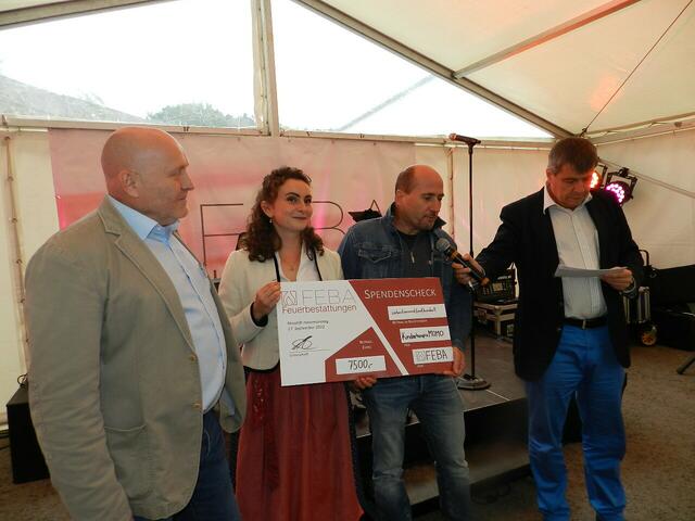 Stefan Kleiner, Eva Kleiner???? Claus Bruckmann( über reichten Den Obmann des Kinder Spital ( MONO) überreichten den  Scheck)