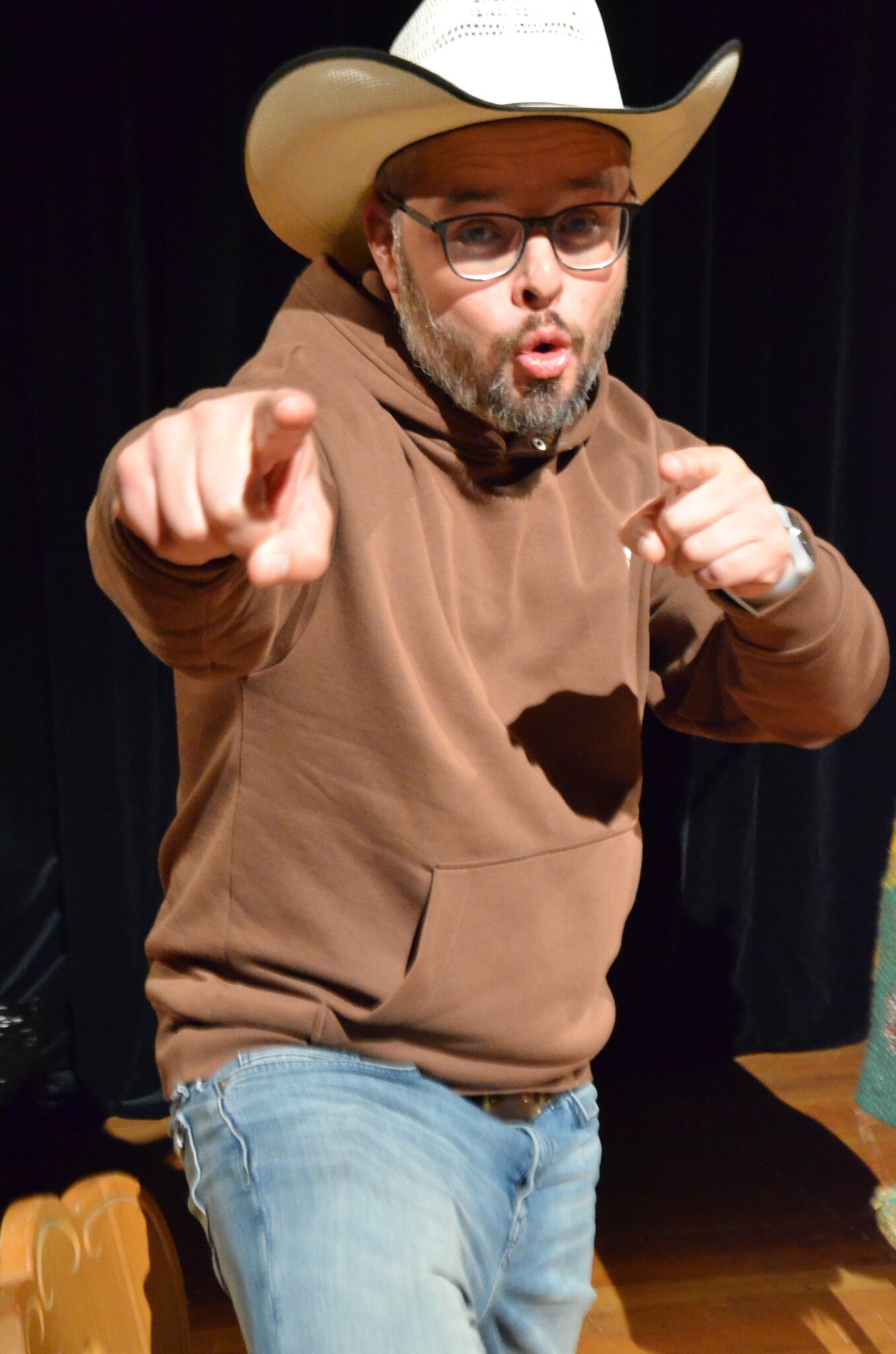 Castañeda in Telfs „RevoLUTSCHER” Gabriel Castañeda kabarettisierte