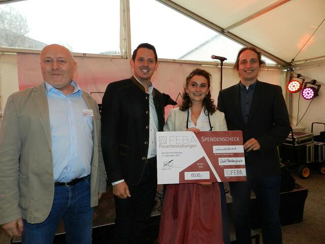 Stefan Kleiner, Bgm Jürgen Rummel, Eva Kleiner, VBgm Paul Mühlbauer( Bedankten sich auch den Scheck bei Familie Kleiner)