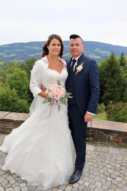 Sandra und Markus Schadl gaben sich in der Wallfahrtskirche in Pöllauberg das Ja-Wort. | Foto: Alfred Mayer