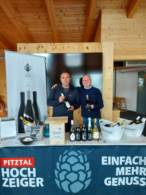 Die Weinkellerei Meraner begrüßte die Gäste im Hochzeiger Bergrestaurant  mit erlesenen Weinen. 
