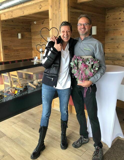 v.l. Karoline Riml mit Hochzeiger Haus Chef Stefan Sailer