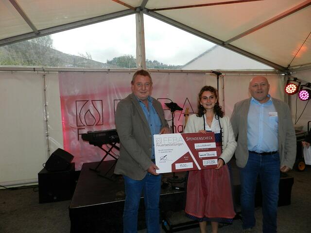  Eva und Stefan Kleiner ( Überreichten VBgm Gerhard Walzl den Spenden Scheck)