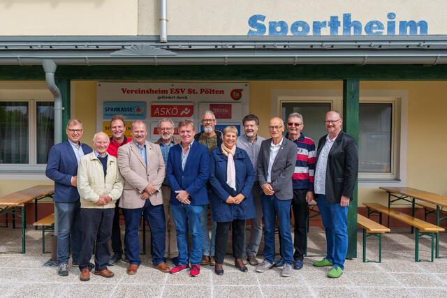 Von links: Johann Koch (Fa.OC-Block),  Josef Benes (Ehrenpräsident), Siegfried Schuster (ÖGB), Stadtrat Walter Hobiger, ESV-Präsident Mag. Hans Rankl, Stadtrat Heinz Hauptmann, Christoph Rebenda (ESV), Doris Hawel (Sparkasse), Obmann Gerald Hofegger, Gerald Hörmann (ESV Dachverband), Ing. Erich Doleschagl (ESV), Robert Schöller (Sektionsleiter ESV-Fotosektion) | Foto: ESV St. Pölten