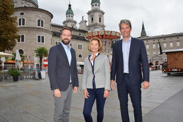 Rund um den Rupertikirtag fahren heuer in Salzburg alle Öffis gratis. Im Bild v.l.: Landesrat Stefan Schnöll, Ursula Maier (Altstadtverband), Johannes Gfrerer (Geschäftsführer Salzburger Verkehrsverbund) | Foto: Land Salzburg/Stefan Mayer 