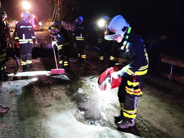 Die Stadtfeuerwehr Pinkafeld musste ausgelaufenes Öl binden. | Foto: Stadtfeuerwehr Pinkafeld