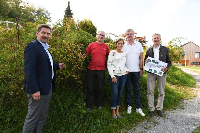 Bürgermeister Werner Krammer, Franz Hochstrasser (Verein J.O.B.), Umweltstadträtin Gudrun Schindler-Rainbauer, Thomas Fleischanderl  (Leiter Umweltabteilung) und Alois Graf (Landschaftsarchitekt) (v.l.). | Foto: Stadt WY