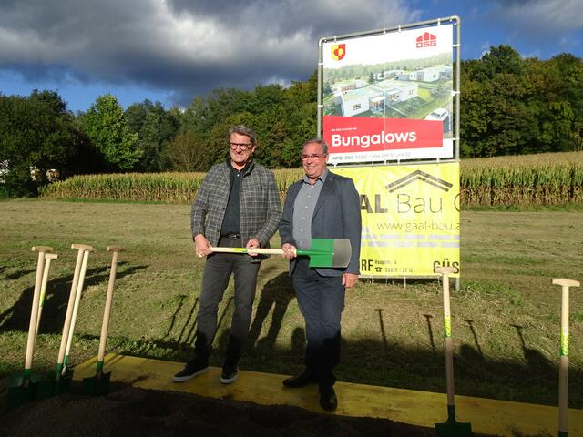 Alfred Kollar und Werner Kemetter bekräftigen ihren Baubund mit dem Spaten.