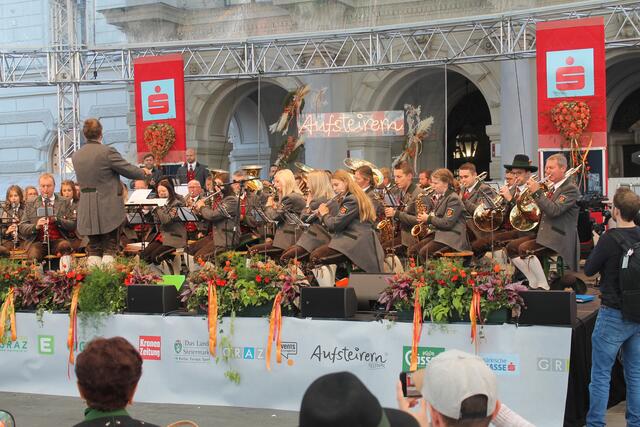 Die Trachtenmusikkapelle Ottendorf begeisterte die Zuschauer beim Eröffnungskonzert auf der Hauptbühne. | Foto: privat