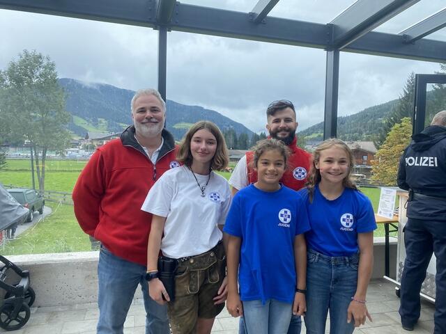 Ortstellenleiter Harald Obermayer mit Anna, Sofia, Sara und Berni von der Wasserrettung | Foto: A. Fischer